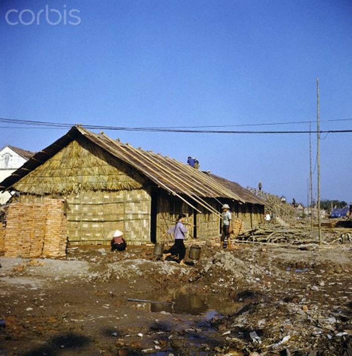 Tháng 3/1973. Những ngôi nhà được dựng tạm bằng tranh tre nứa lá tại khu phố Khâm Thiên sau trận càn của máy bay B52 tối tân của quân Mỹ tháng 12/1972. Ảnh. Werner Schulze/Corbis.